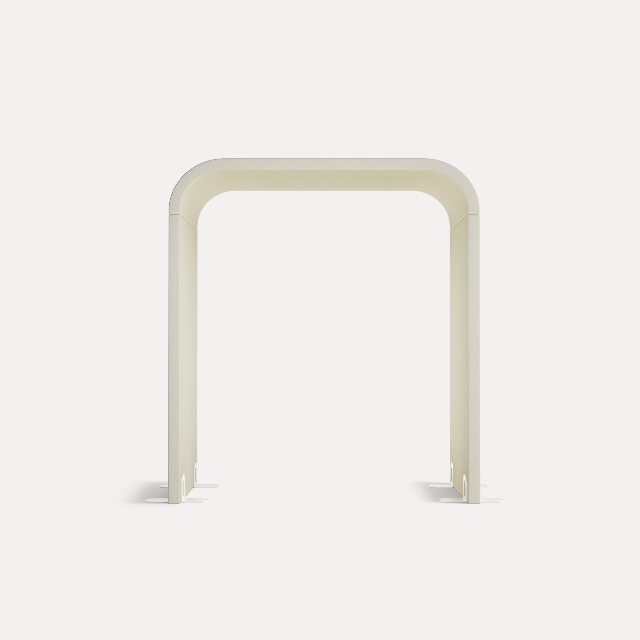 Arc Stellwand, Frontansicht in sanftem Weiß, akustisch wirksam.