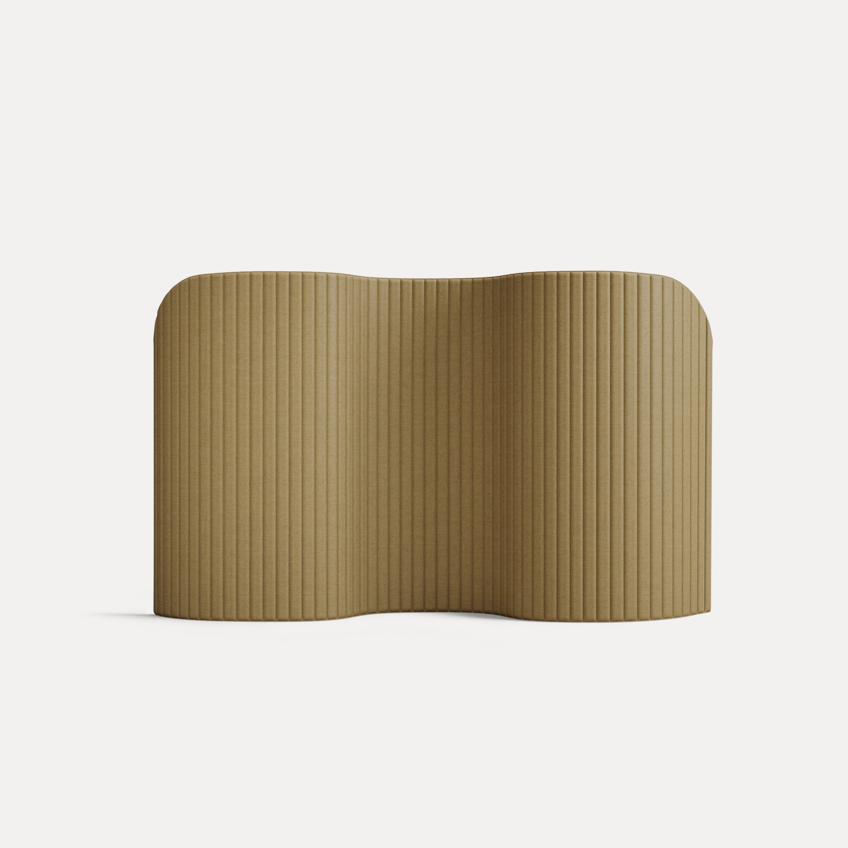 Focus Floor – Stellwände – Wellenförmige Trennwand aus braunem Material mit vertikalen Rillen, geeignet für Büroumgebungen.