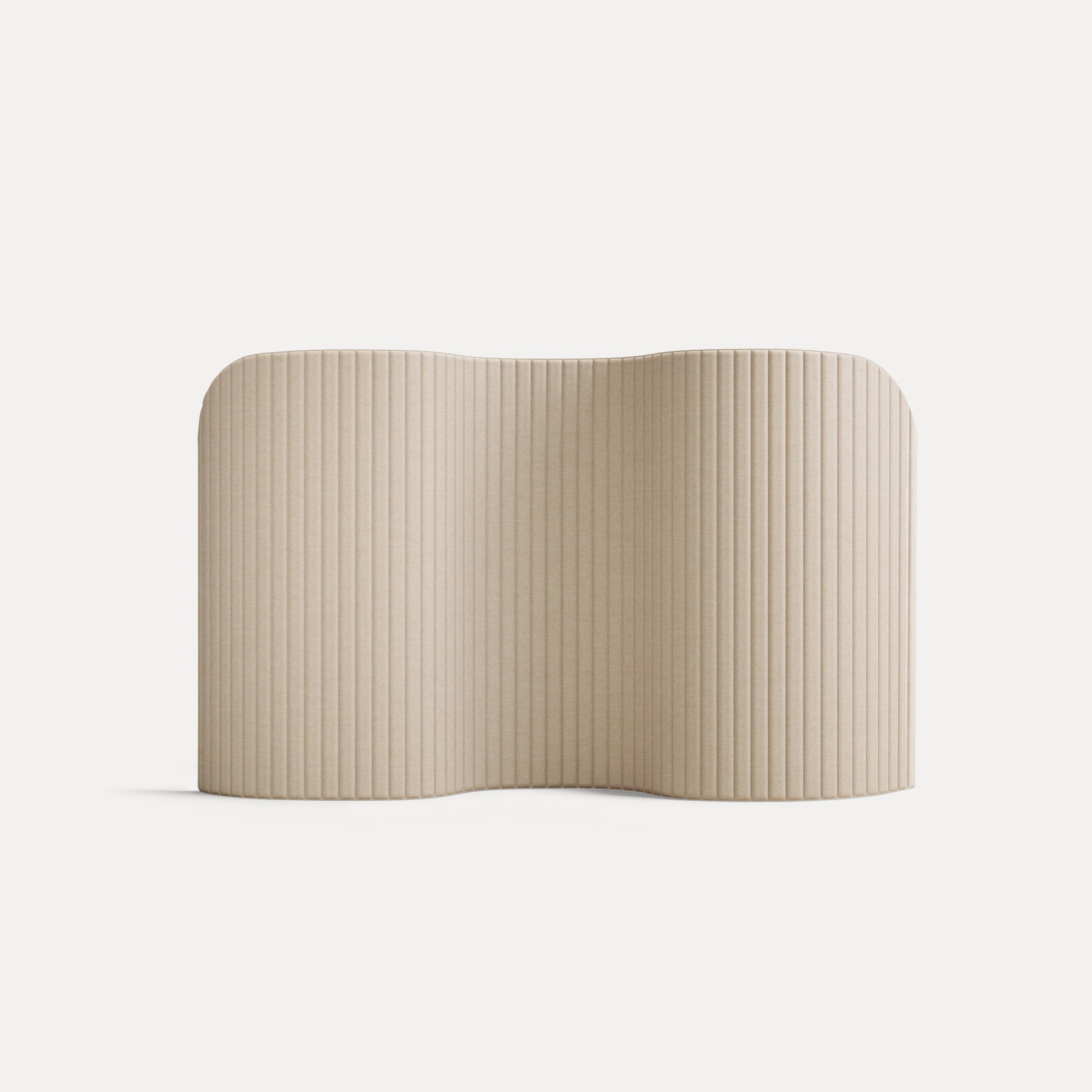 Focus Floor – Stellwände – Trennwand aus hellem Material mit gerillter Oberfläche, geschwungene Form, geeignet für den Einsatz im Büro.