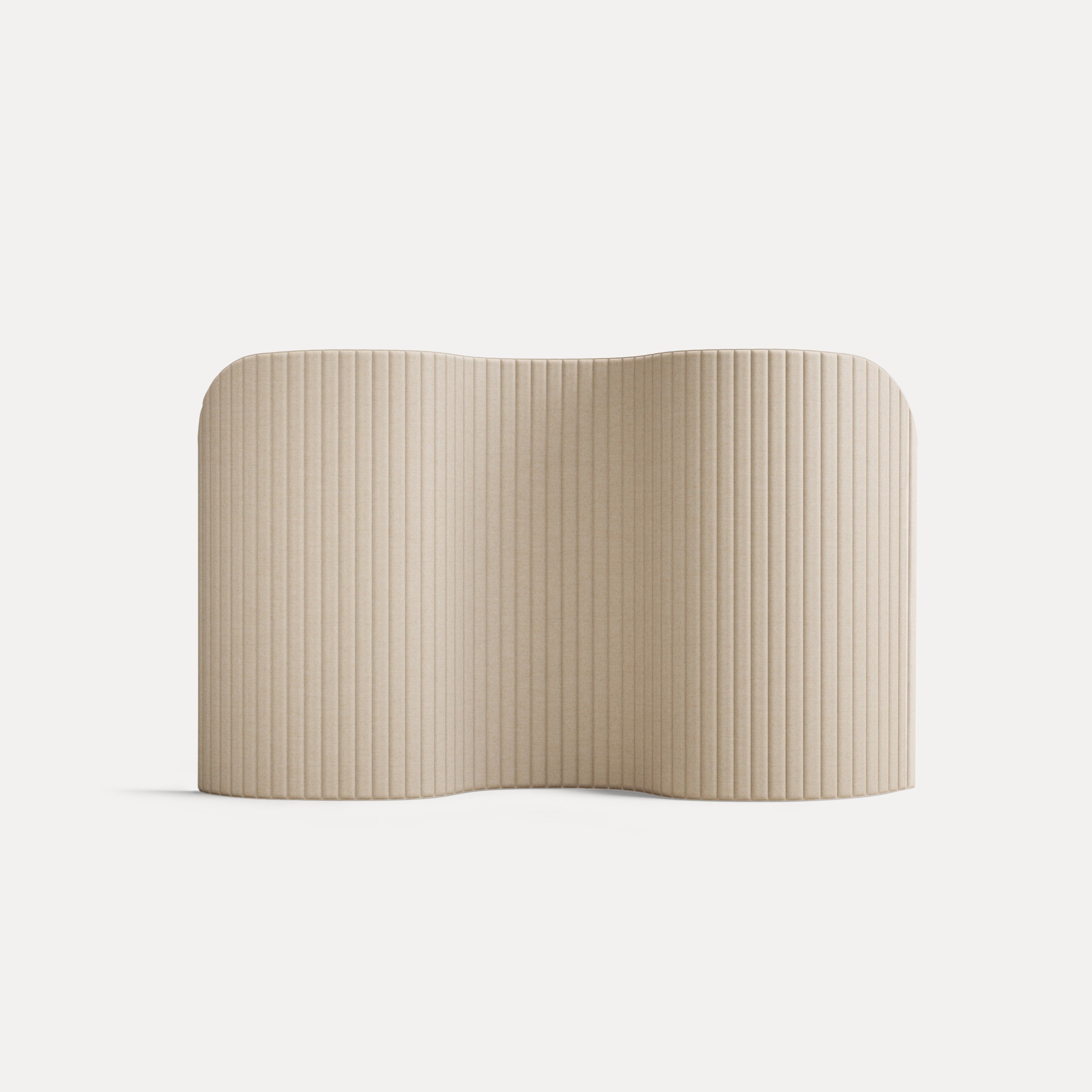 Focus Floor – Stellwände – Trennwand aus hellem Material mit gerillter Oberfläche, geschwungene Form, geeignet für den Einsatz im Büro.