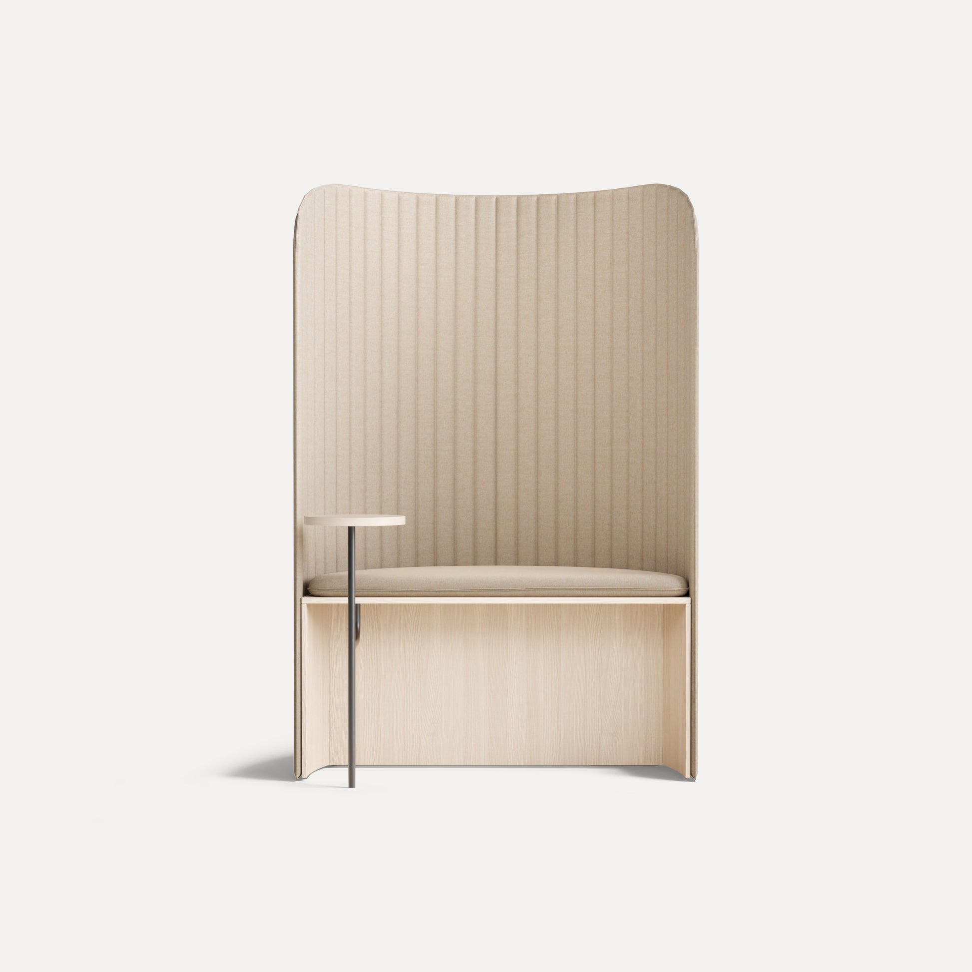 Focus Pod – Akustische Loungemöbel – Ruhige Sitznische mit beiger Polsterung, hoher Rückenlehne und seitlichem Tisch in Holzoptik.