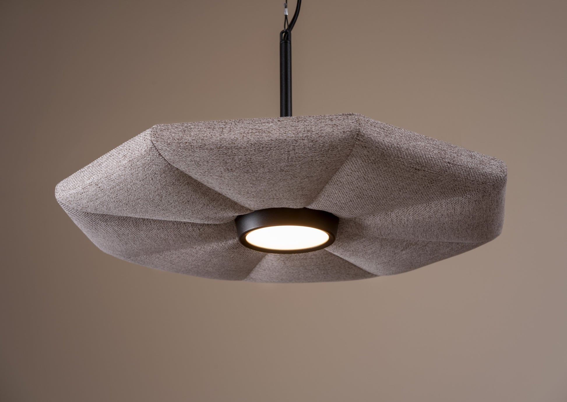 Hikari Ceiling – Akustische Deckenleuchte – Hängelampe mit ovalem, gepolstertem Schirm in hellgrau und metallicfarbigem Halterungselement.