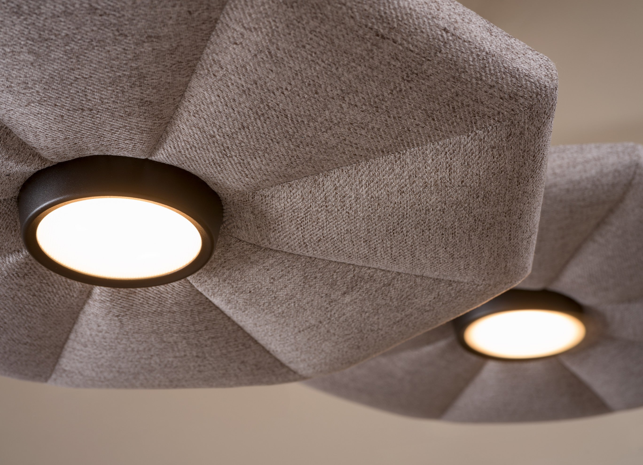 Hikari Ceiling – Akustische Deckenleuchte – Zwei hängende Lampen mit gestepptem Textilschirm in Grau und runder, schwarzer Fassung.