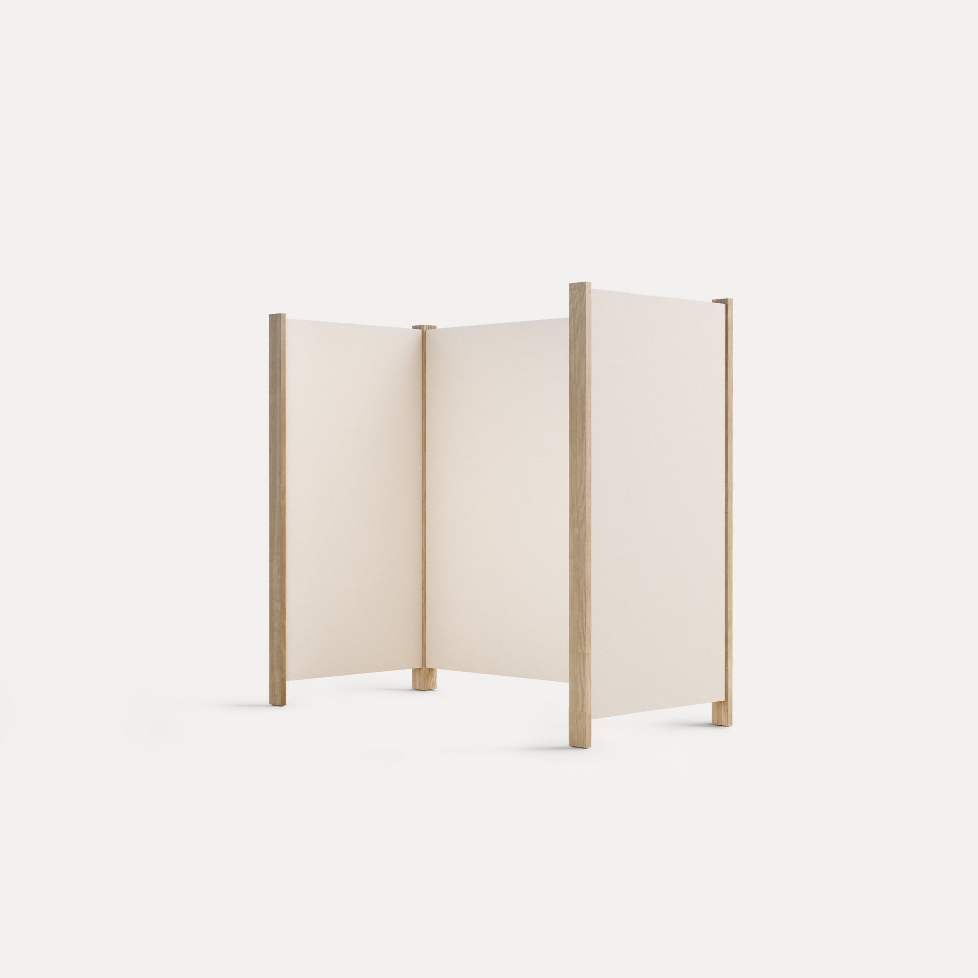 Kyoto – Stellwände – Raumteiler mit zwei weißen Paneelen und einem hellen Holzgestell, für Bürotrennungen geeignet.