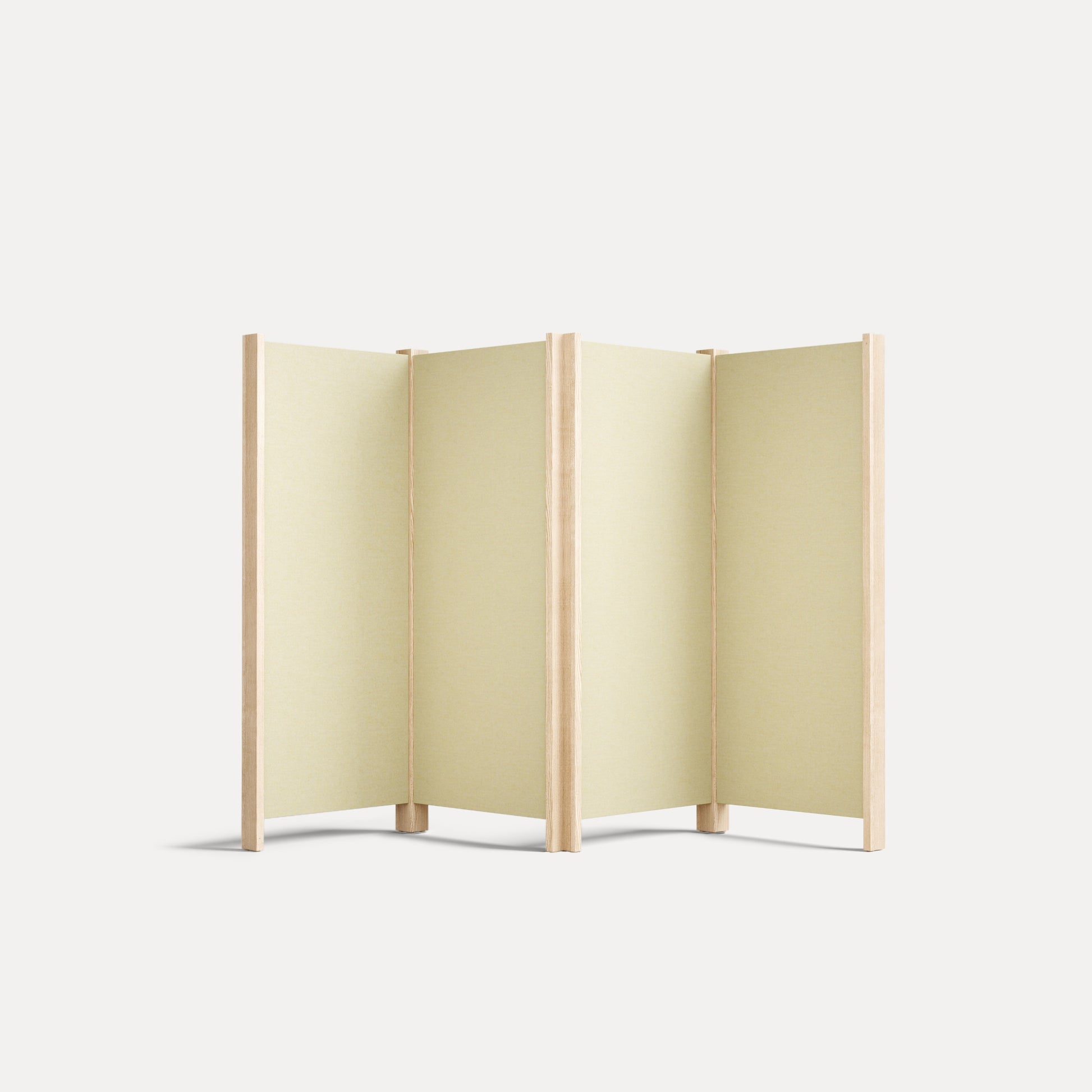 Kyoto – Stellwände – Raumtrenner mit vier Paneelen in hellem Beige und Holzrahmen, freistehend auf weißem Hintergrund.
