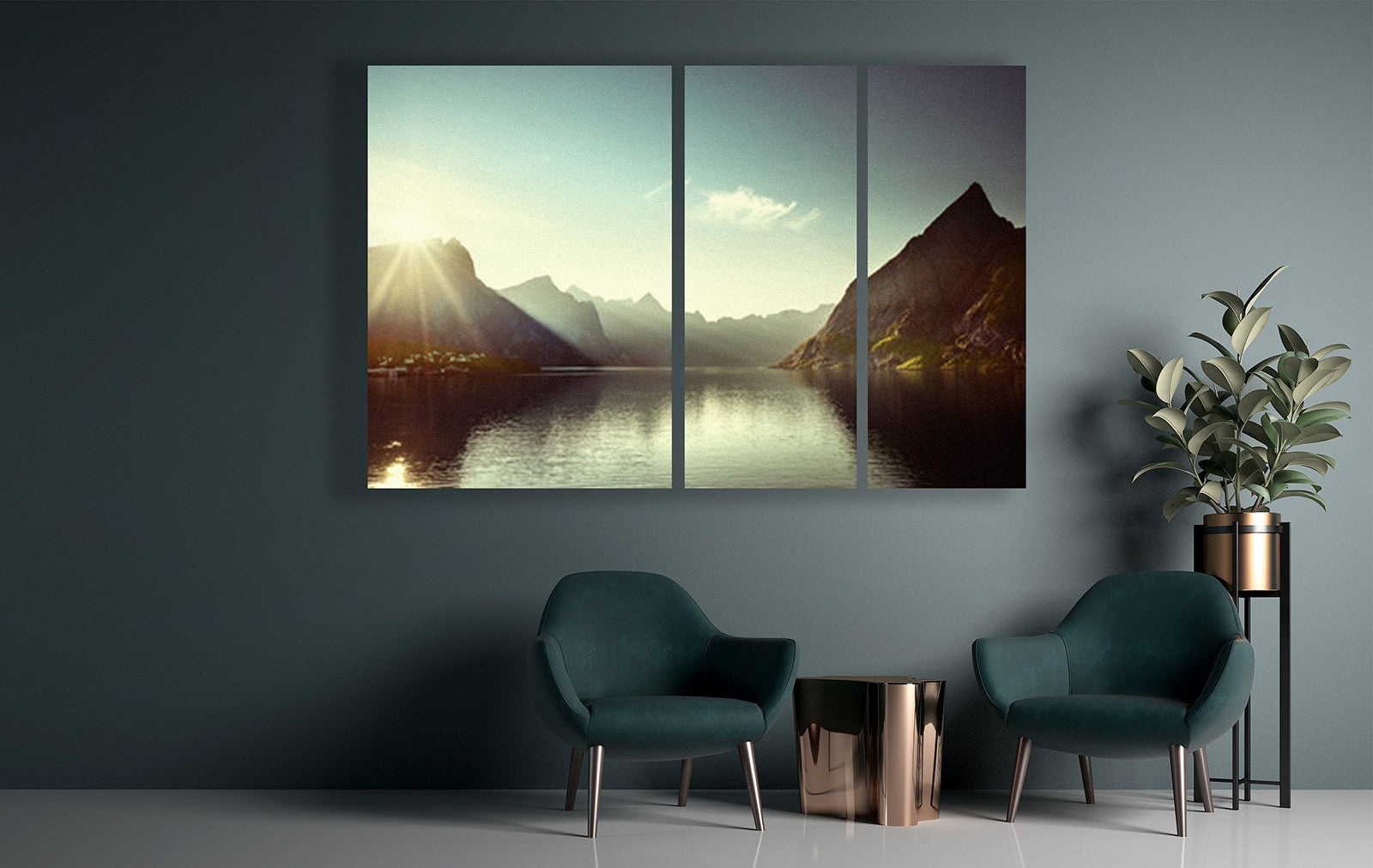 Dezibel Print – Wandabsorber – Drei-teilige Landschaftsbilder mit Bergen und Wasser im Hintergrund, neben zwei grünen Sesseln und einem Tisch.