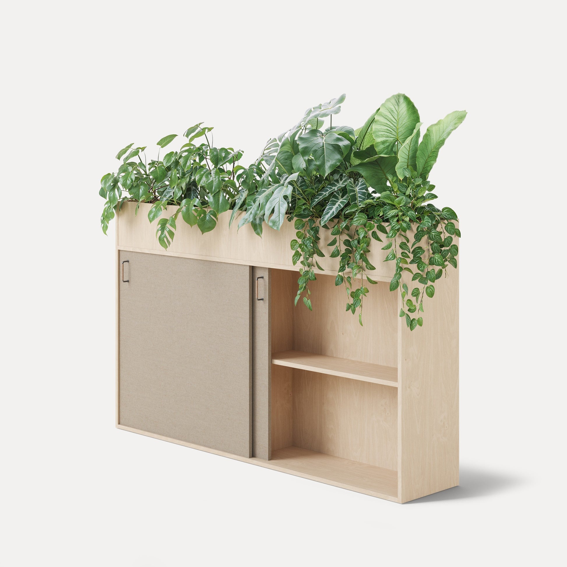 Zorla Storage – Schallabsorbierender Stauraum – Büromöbel mit Pflanzen, helles Holz, seitliche Schiebetür in Grau, offene Regalfächer.