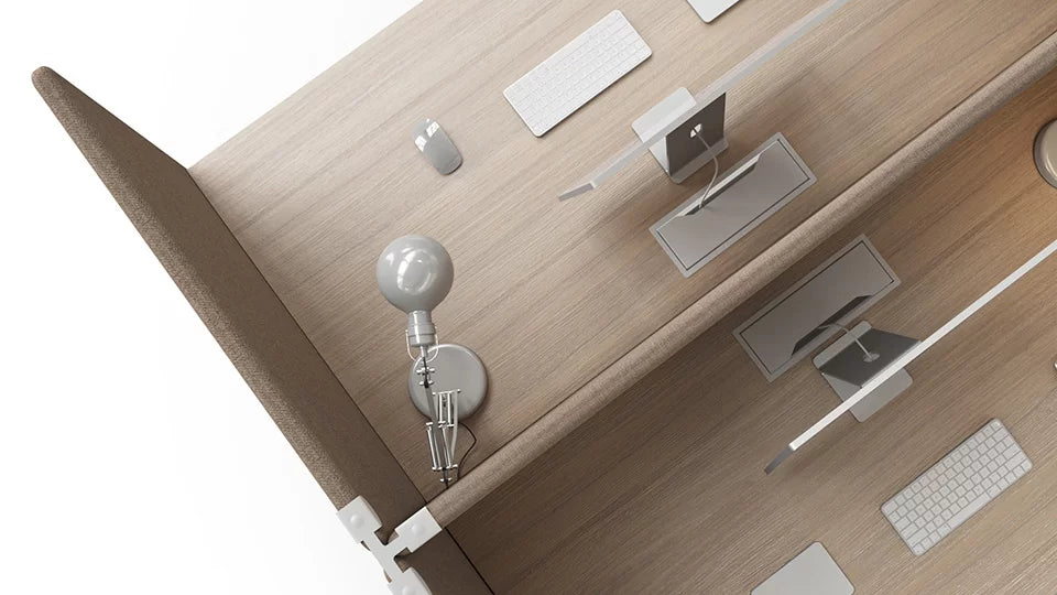 MY SPACE | Bench – Bench-Arbeitsplatzsystem – Bürotisch mit zwei Monitoren, Tastaturen und einer Tischlampe, umgeben von einem schallabsorbierenden Trennpaneel.