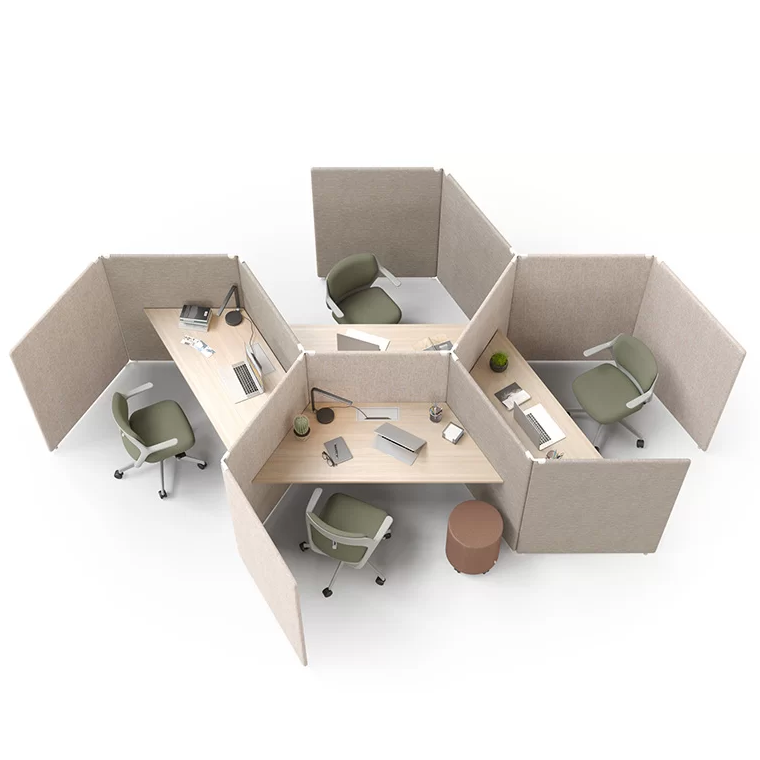 MY SPACE | Bench – Bench-Arbeitsplatzsystem – Modular Büromöbel mit mehreren Arbeitsplätzen, helle Trennwände und grüne Stühle in einer offenen Büroanordnung.