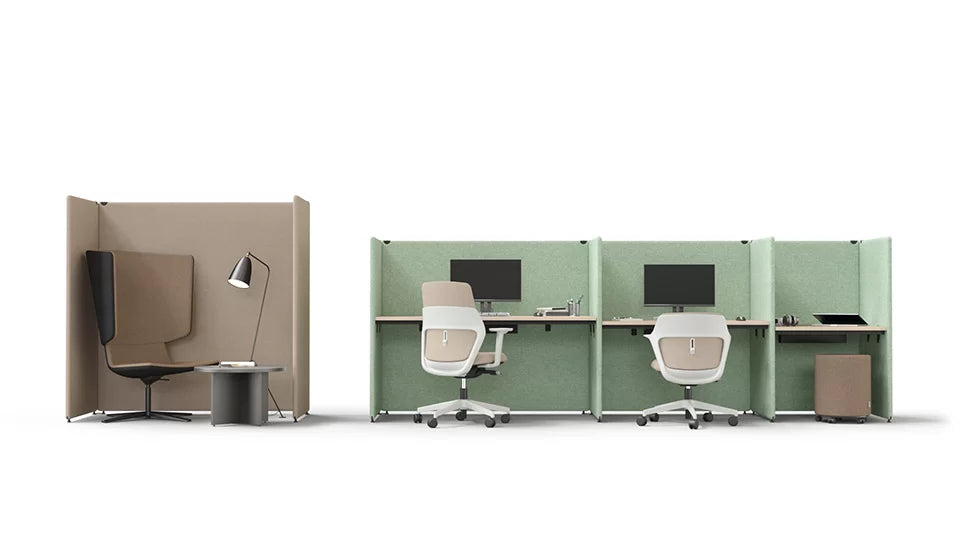 MY SPACE | Bench – Bench-Arbeitsplatzsystem – Moderne Büromöbel mit einem schwarzen Sessel, einem Tisch und drei Arbeitsplätzen mit grünen Trennwänden und Monitoren.