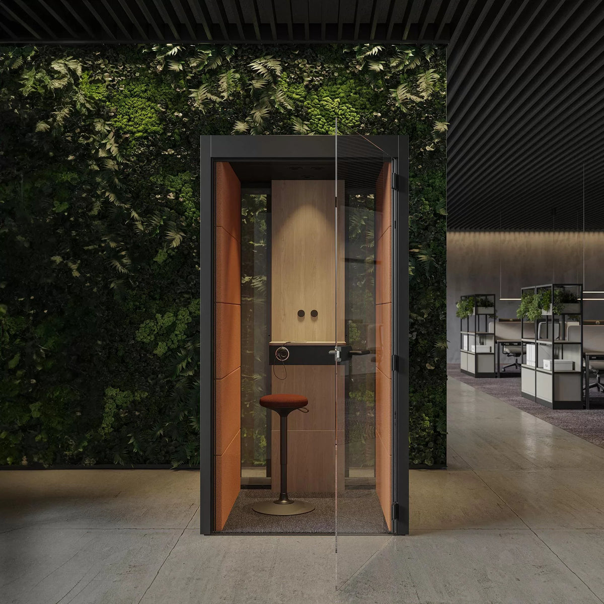 Silent Room S – Telefonbox von Narbutas – Kabine mit Glastür vor begrünter Wand, innen Barhocker, Ablage und Leselicht.