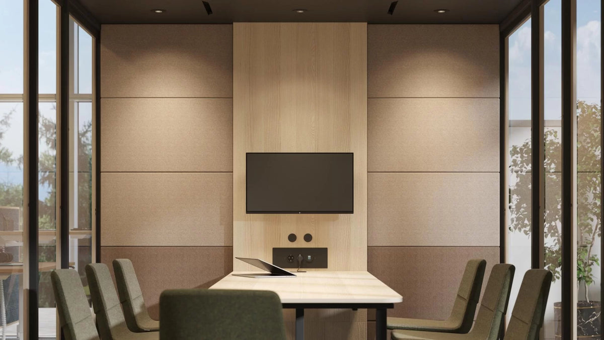 Silent Room XL | Meetingbox – Meetingbox – Konferenzraum mit rechteckigem Tisch, grünen Stühlen und Wandmontage eines Fernsehgeräts. Fenster mit Ausblick auf die Natur.