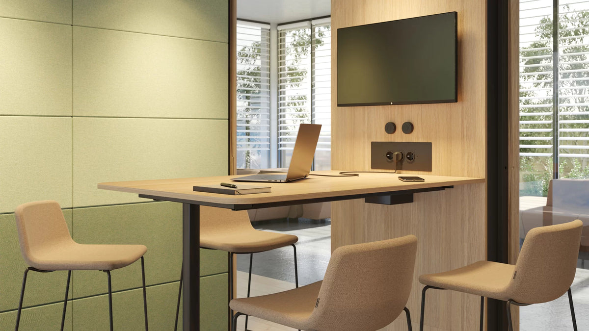 Silent Room L | Meetingbox – Meetingbox – Moderne Stehpult mit Holzoberfläche, Laptop und Schreibutensilien, umgeben von vier Stühlen in hellbraun. Wand mit akustischen Elementen.