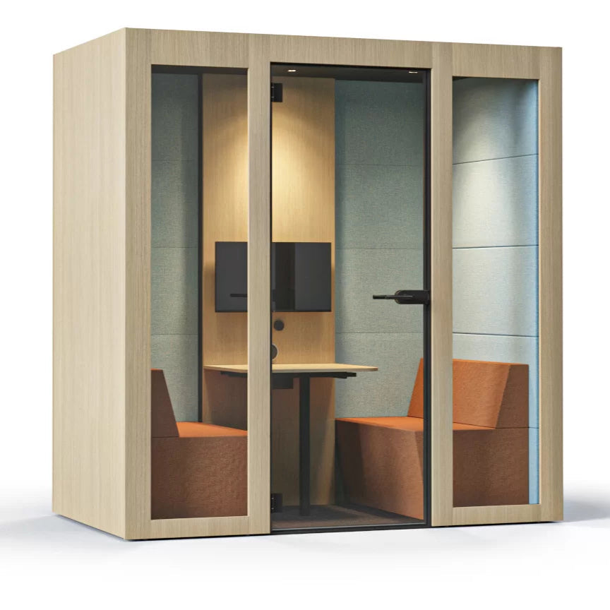 Silent Room M | Meetingbox – Meetingbox – Geräuschdämmende Telefonbox mit Holzrahmen, orangefarbenen Sitzelementen und Monitor im Innenraum.