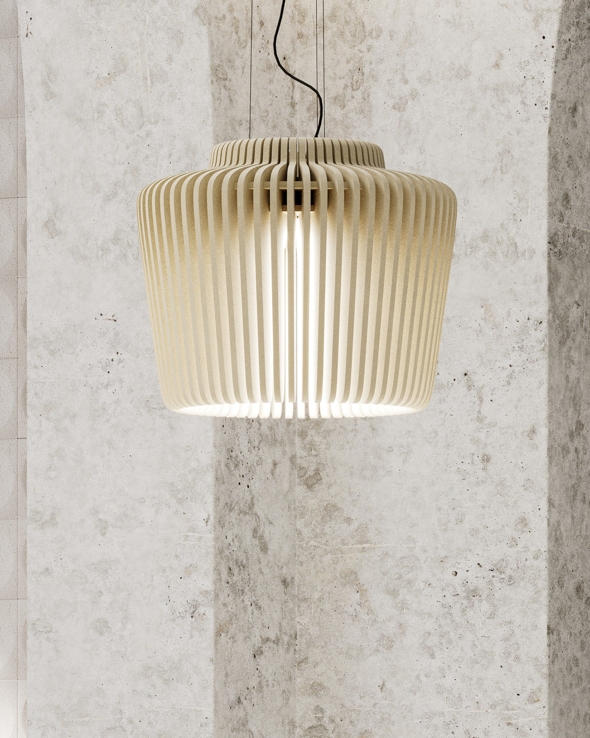 Zora von Impact Acoustic in hellem Beige, eingeschaltet, vor einer hellen Steinwand
