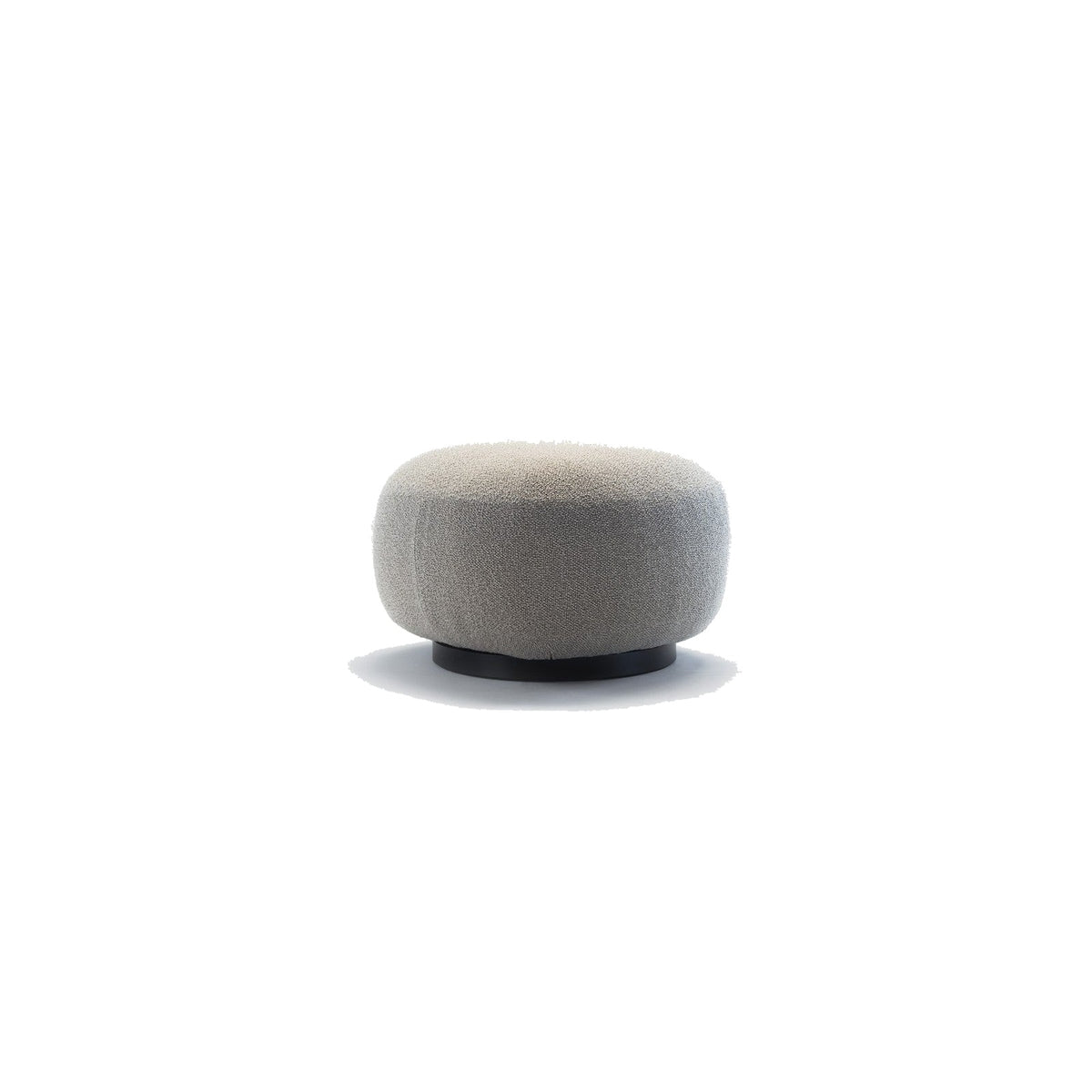 Buffa Hocker mit fester Basis, runder Pouf mit hellem Boucle-Bezug auf schwarzem Sockelring, Frontalansicht freigestellt