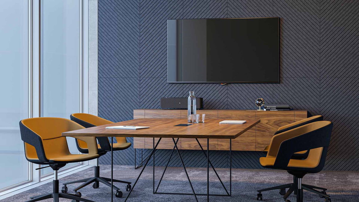 Konferenztisch | Air – Konferenztisch – Holztisch mit schwarzen Metallbeinen, umgeben von vier orange-schwarzen Bürostühlen, Fernseher an der Wand.