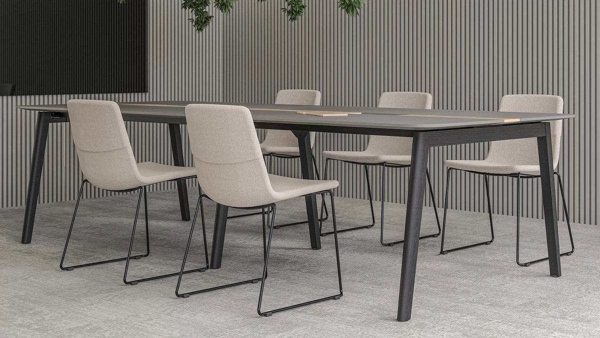 Konferenztisch | Nova Wood – Konferenztisch – Esstisch mit sechs beigen Stühlen, schwarzes Gestell, moderne, minimalistische Umgebung mit strukturierten Wänden.