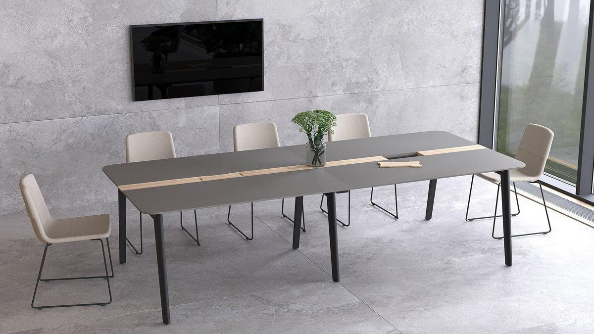 Konferenztisch | Nova Wood – Konferenztisch – Grauer Tisch mit Holzdetails und sechs Stühlen in einem modernen Raum mit grossen Fenstern und grauer Wand.