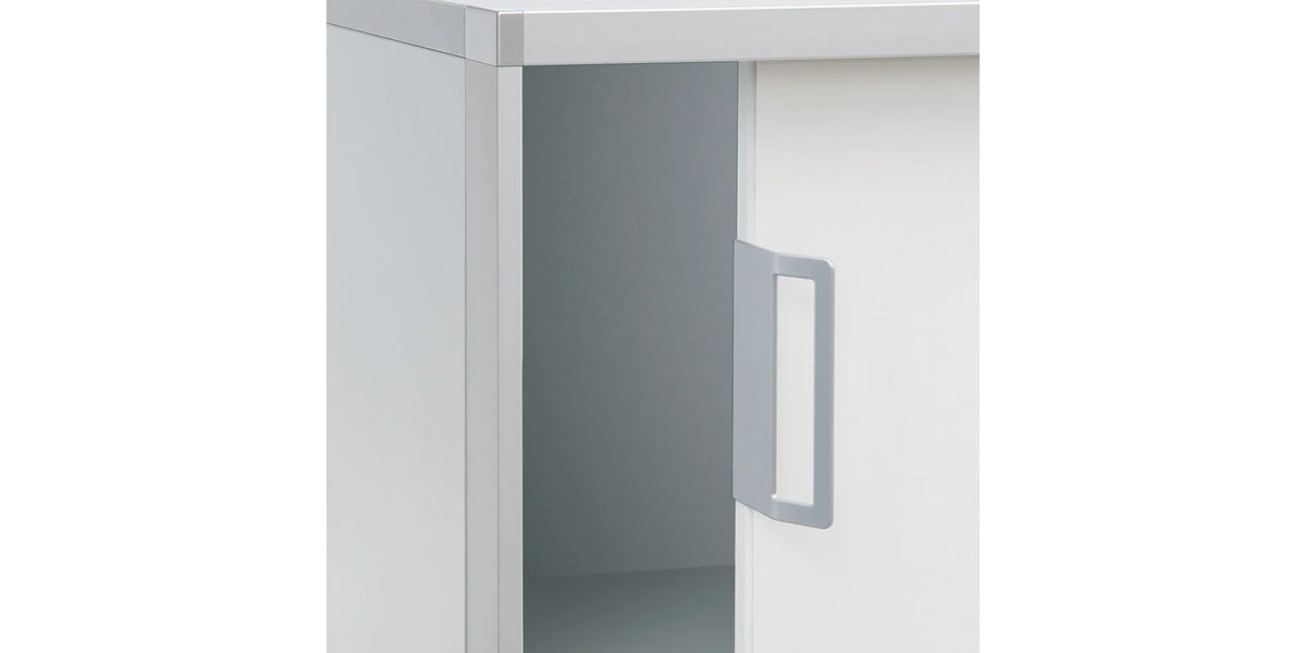 Sideboard relations sideboard: Weisse Büromöbel-Einheit mit grauem Griff und offenem Schrankinneren, minimalistisches Design.