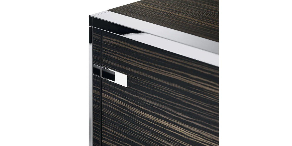 Sideboard relations sideboard: Schwarzer Aktenschrank mit Holzmaserung und verchromten Griff.