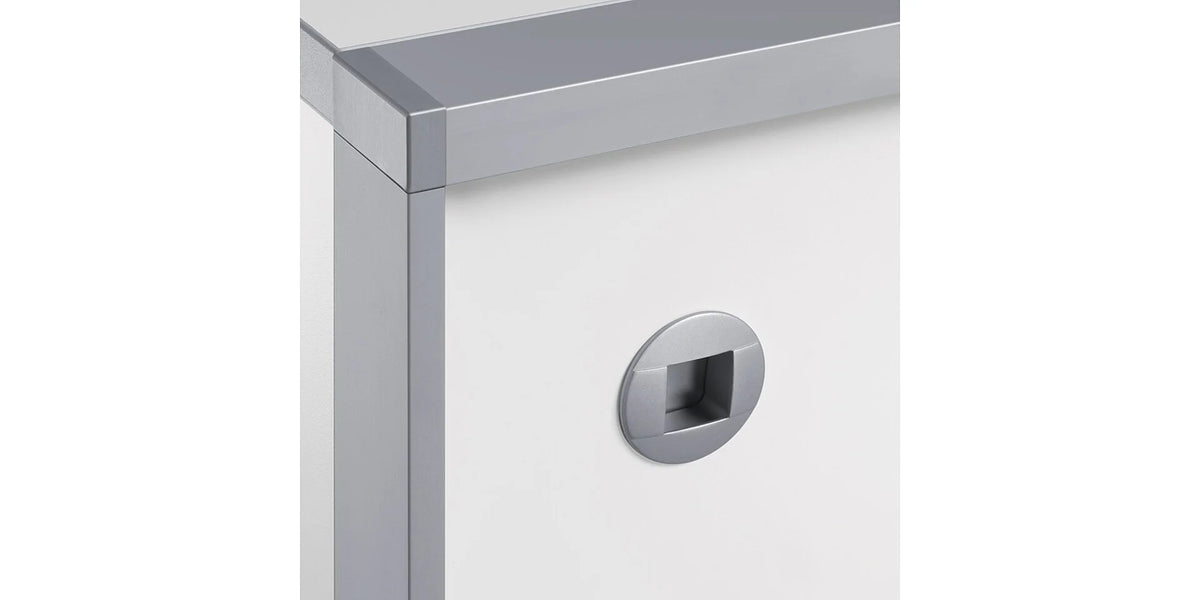 Sideboard relations sideboard: Detailansicht eines weissen Schrankelements mit silbernem Griff und Kante.