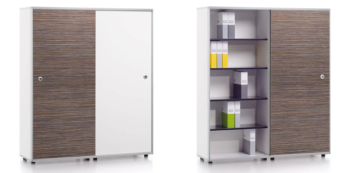 relations sideboard – Sideboard – Schrank mit weisser und brauner Holztür, links geschlossen, rechts geöffnet mit Regalen und abgelegten Ordnern.