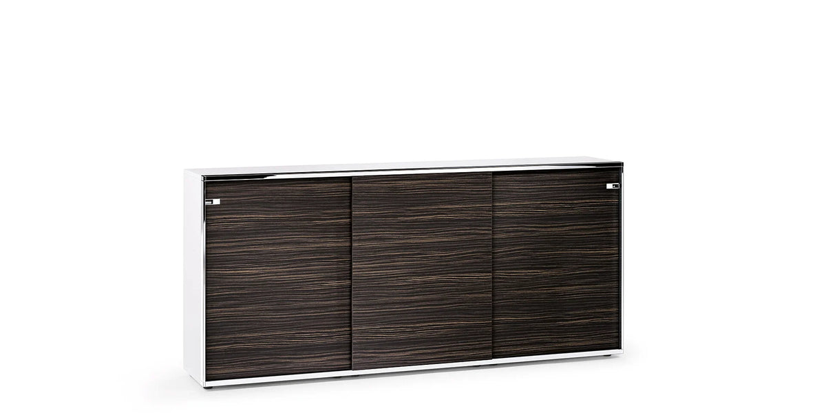 Sideboard relations sideboard: Kombination aus schwarzen Holzfronten und einem silbernen Metallgestell. Dreitüriger Schrank für Büromöbel.