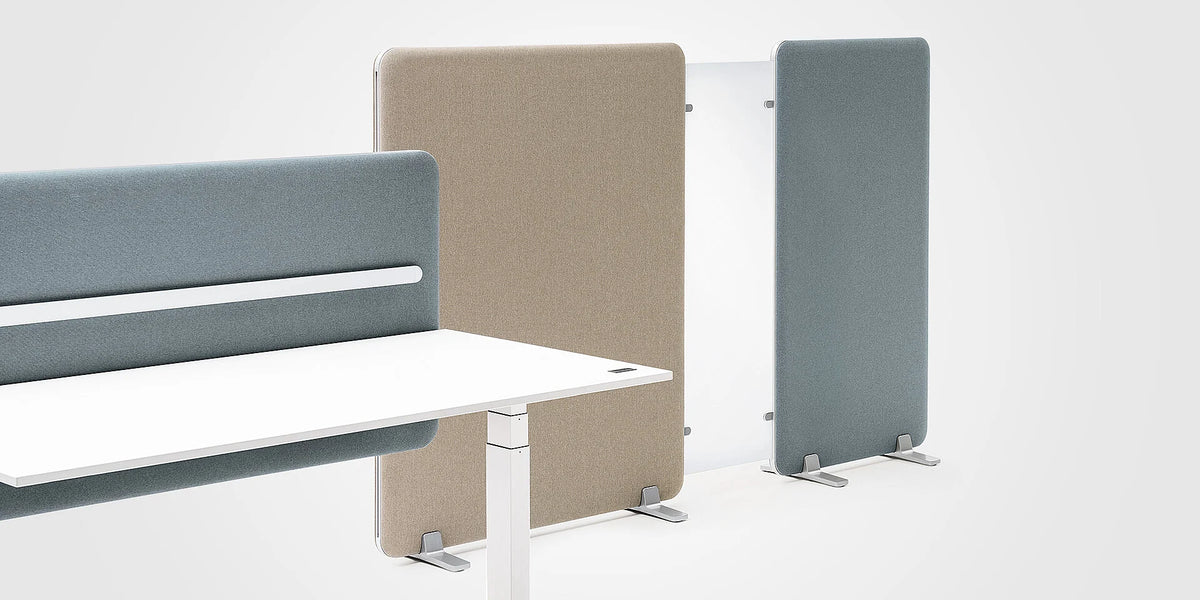 se:wall – Stellwände – Ein moderner Schreibtisch mit weissen Tischplatte und grauen sowie beigen akustischen Trennwänden im Hintergrund.