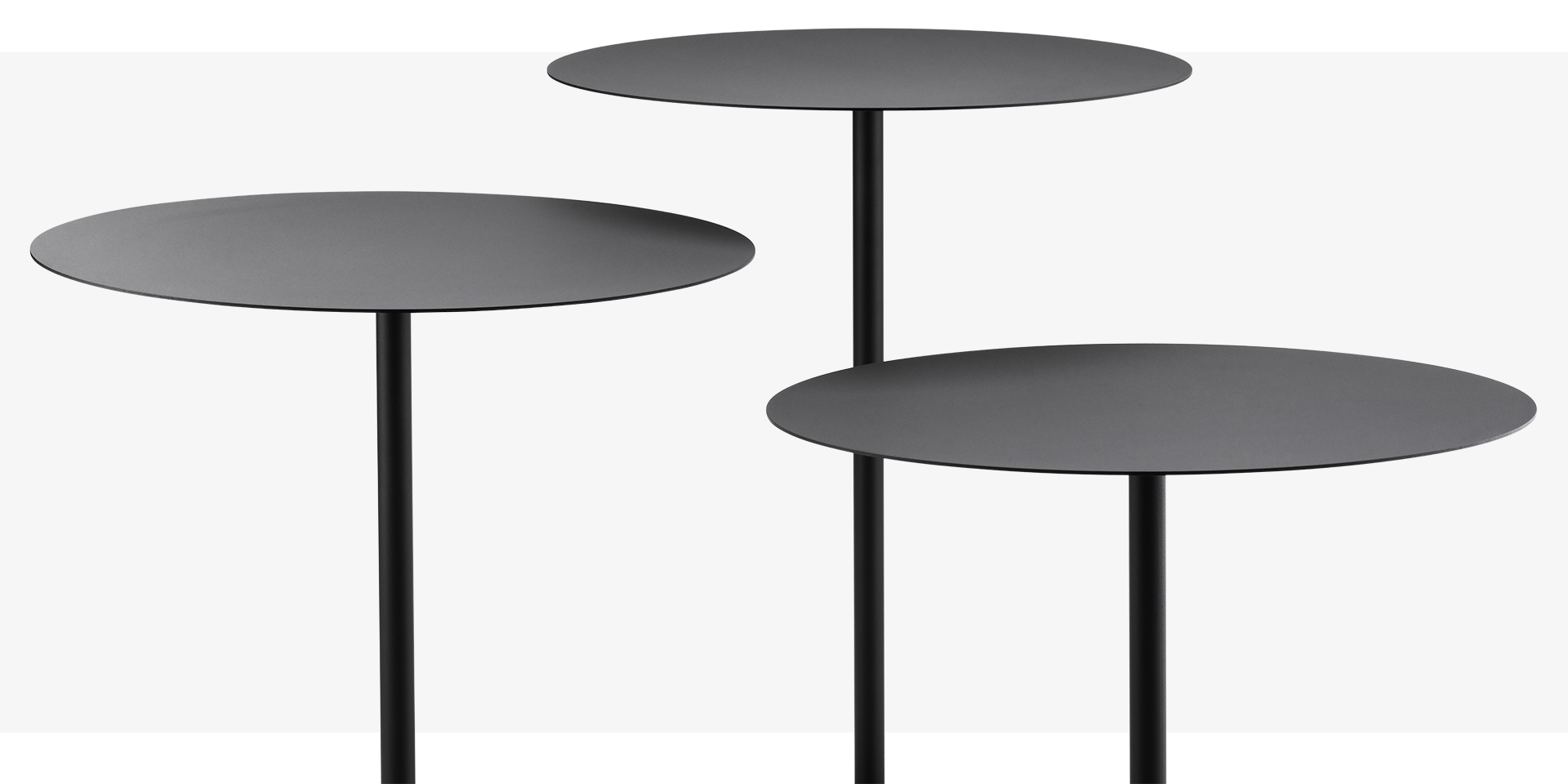 se:tea – Beistelltisch – Drei runde Beistelltische in Schwarz mit schlanken Metallgestellen in unterschiedlichen Höhen.