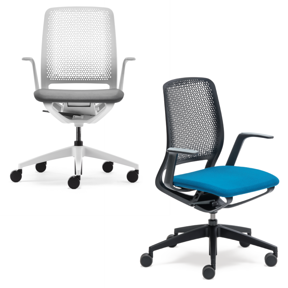 se:motion – ergonomischer Bürostuhl – Zwei Bürostühle: links mit perforierter Rückenlehne und grauem Sitz, rechts in Schwarz mit blauen Polsterkissen.