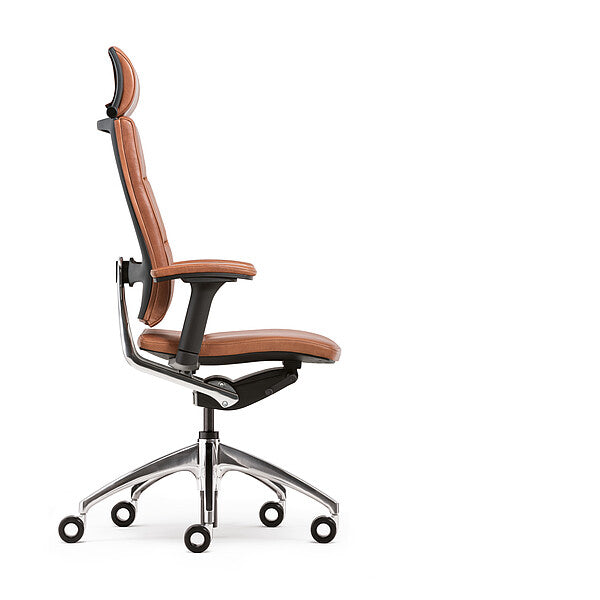 open-up modern classic – CEO Bürostuhl – Hochformat eines ergonomischen Bürostuhls mit braunem Lederbezug und verchromtem Gestell. Rückenlehne anpassbar.