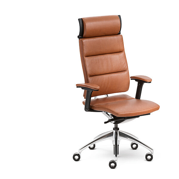 open-up modern classic – CEO Bürostuhl – Höhenverstellbarer Bürostuhl in braunem Leder, mit ergonomischer Rückenlehne und Armlehnen auf chromfarbenem Fusskreuz.