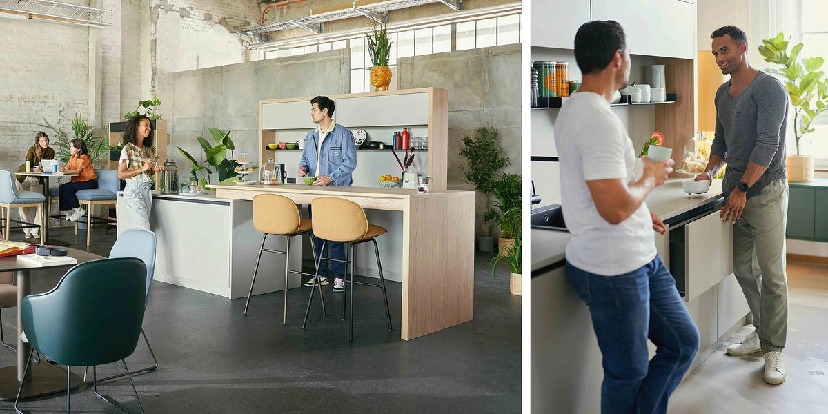 se:café bar – Bar – Moderne Büro-Küche mit Holz-Bar, Stühlen und Pflanzen. Personen stehen und sitzen in entspannter Umgebung.