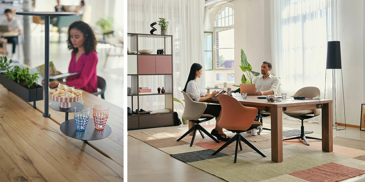 se:café table – Team-Tisch – Büroszene mit Besprechungstisch, Stühlen in verschiedenen Farben, Pflanzen und dekorativem Regal im Hintergrund.