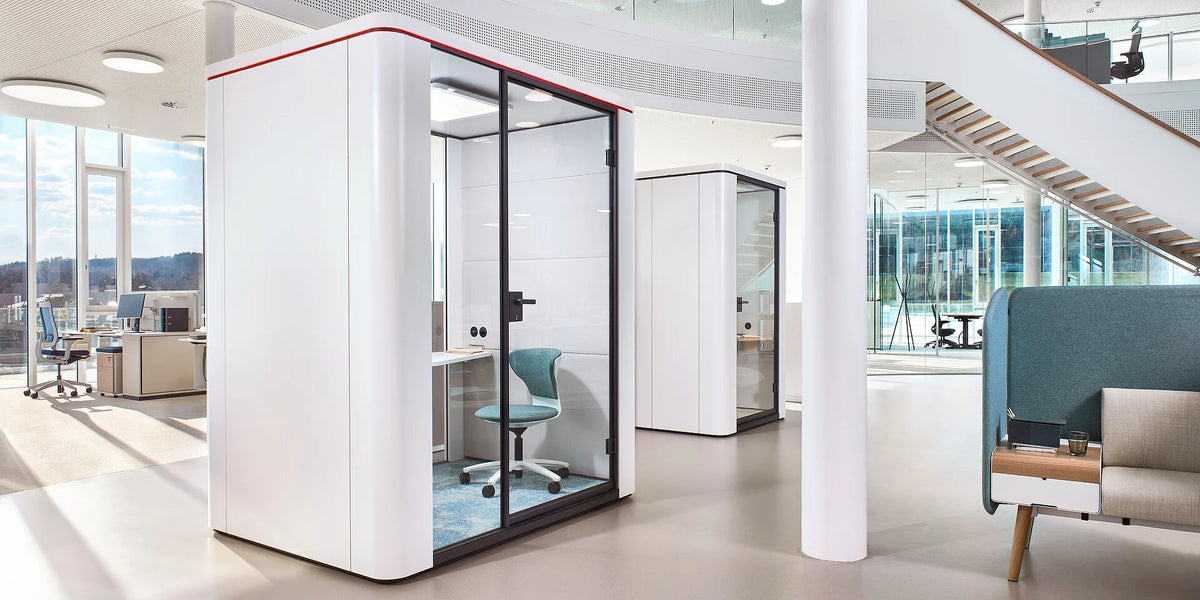 se:cube L – Meetingbox – Moderne Büromöbel mit integrierten Akustikkabinen und einem blauen Bürostuhl in einer hellen, lichtdurchfluteten Umgebung.
