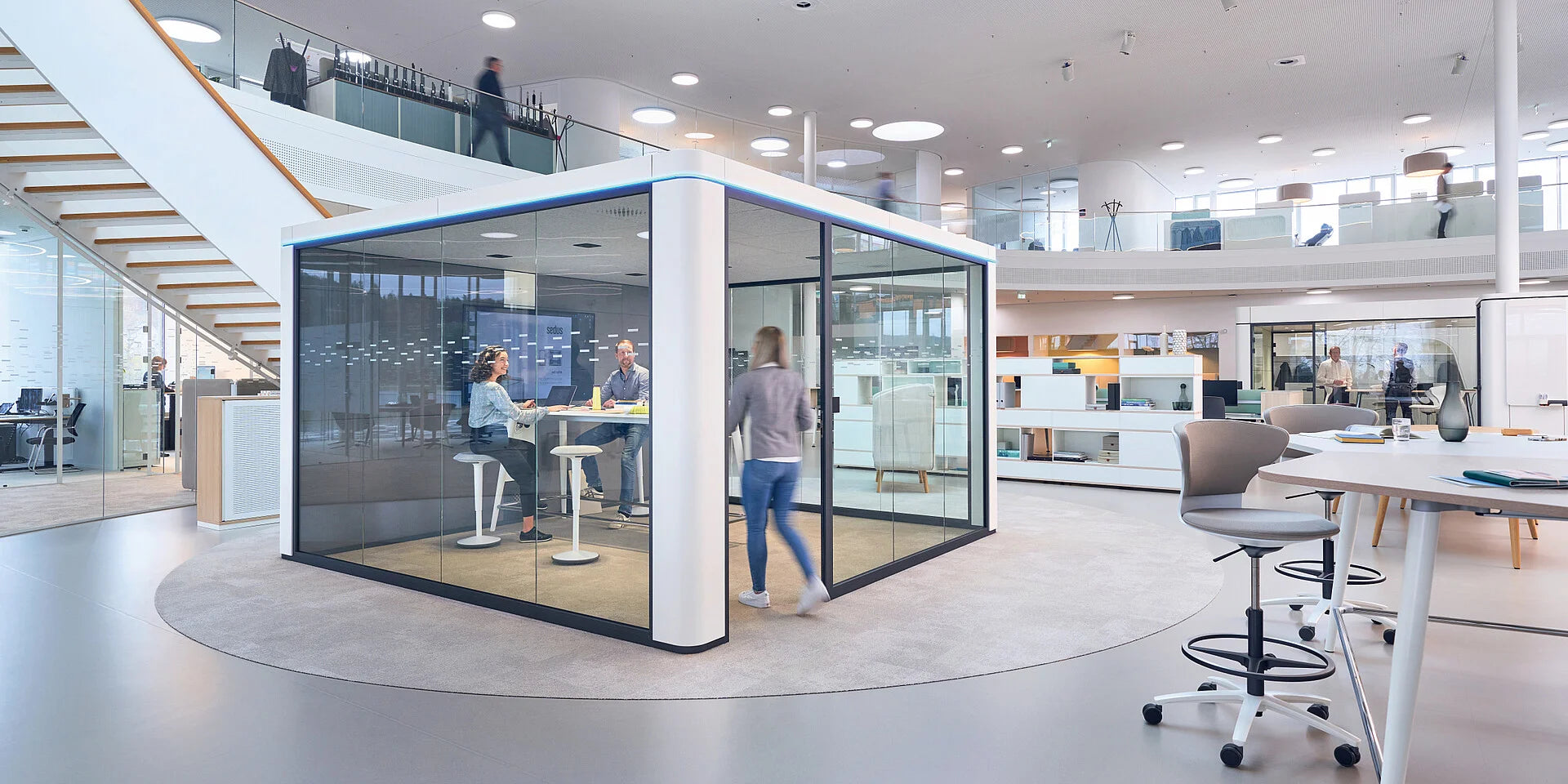 se:cube max – Meetingbox – Moderne Bürolandschaft mit Glasbesprechungskabine, Stehtischen und Arbeitsplätzen. Offene Raumgestaltung, helle Atmosphäre.
