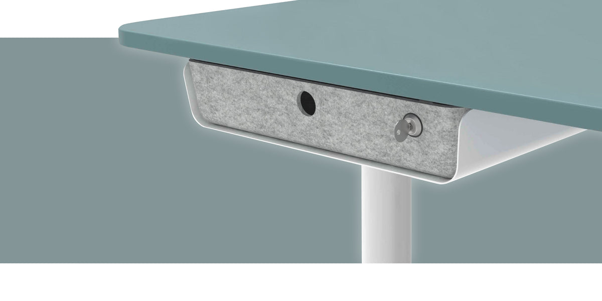 Elektrisch höhenverstellbarer Schreibtisch se:lab e-desk: Bürotisch mit grünem Tischplatte und grauer Schublade, mit Kabelanschluss und metallischem Gestell.