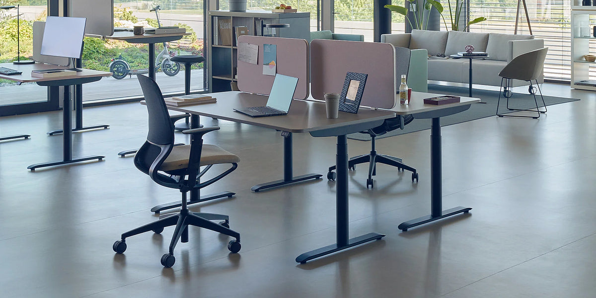 se:lab e-desk – elektrisch höhenverstellbarer Schreibtisch – Büro mit höhenverstellbaren Schreibtischen, Bürostühlen und Trennwänden. Moderne Ausstattung in hellen, offenen Räumen.