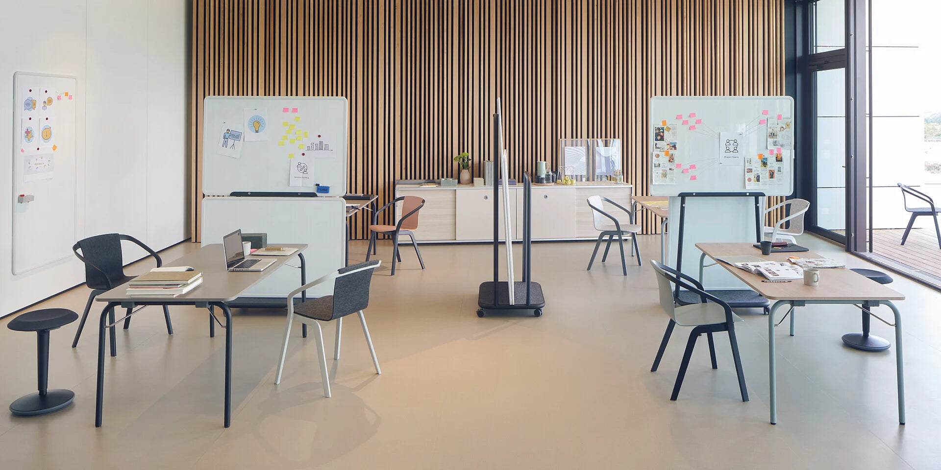 se:lab fold – Klapptisch – Moderne Bürolandschaft mit Tischen, Stühlen und Whiteboards in einem hellen Raum mit Holzwand.