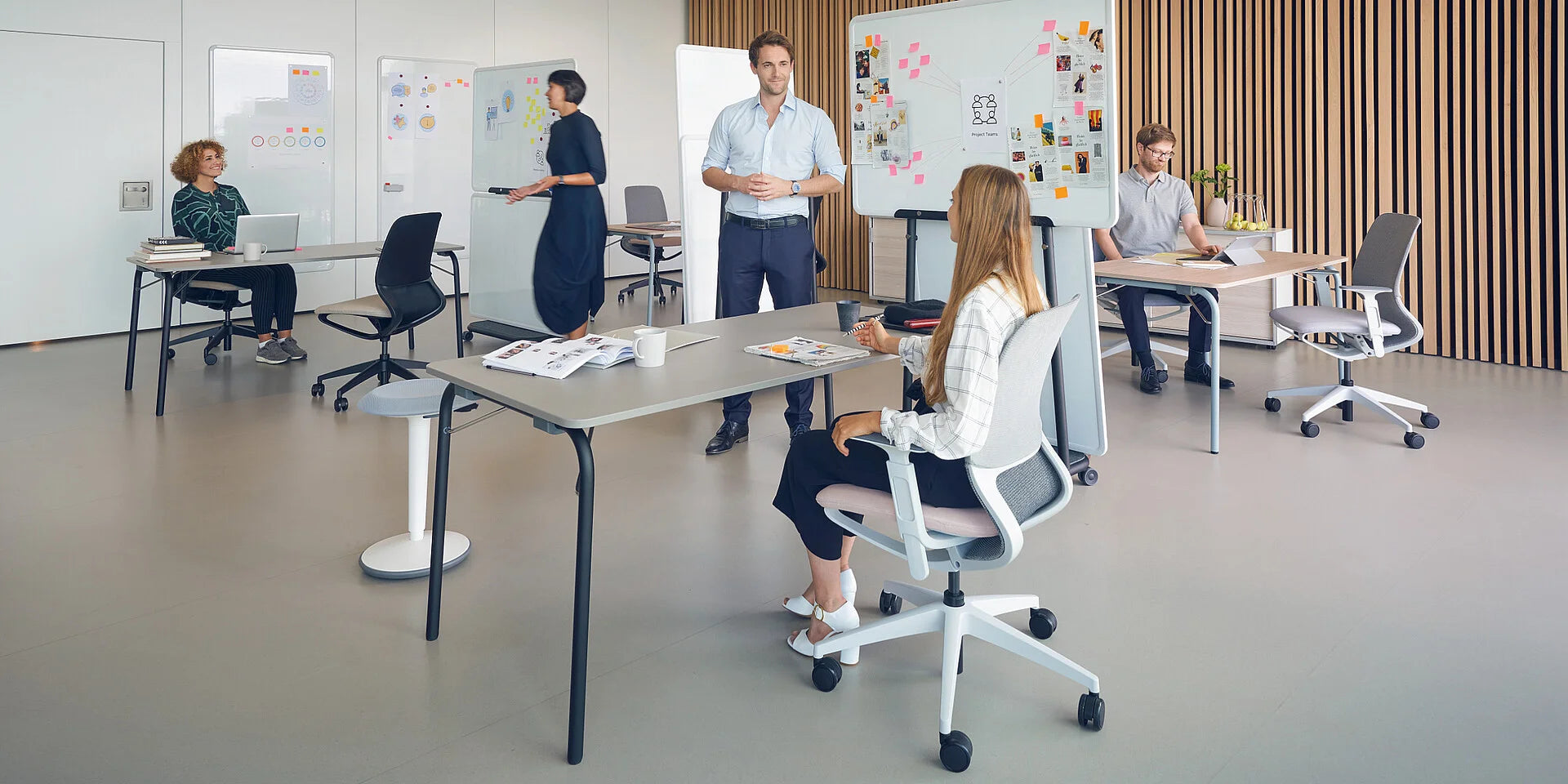 se:lab fold – Klapptisch – Moderne Büroumgebung mit mehreren Schreibtischen und Stühlen, Gruppenarbeit, inspirierende Atmosphäre, kreative Elemente.