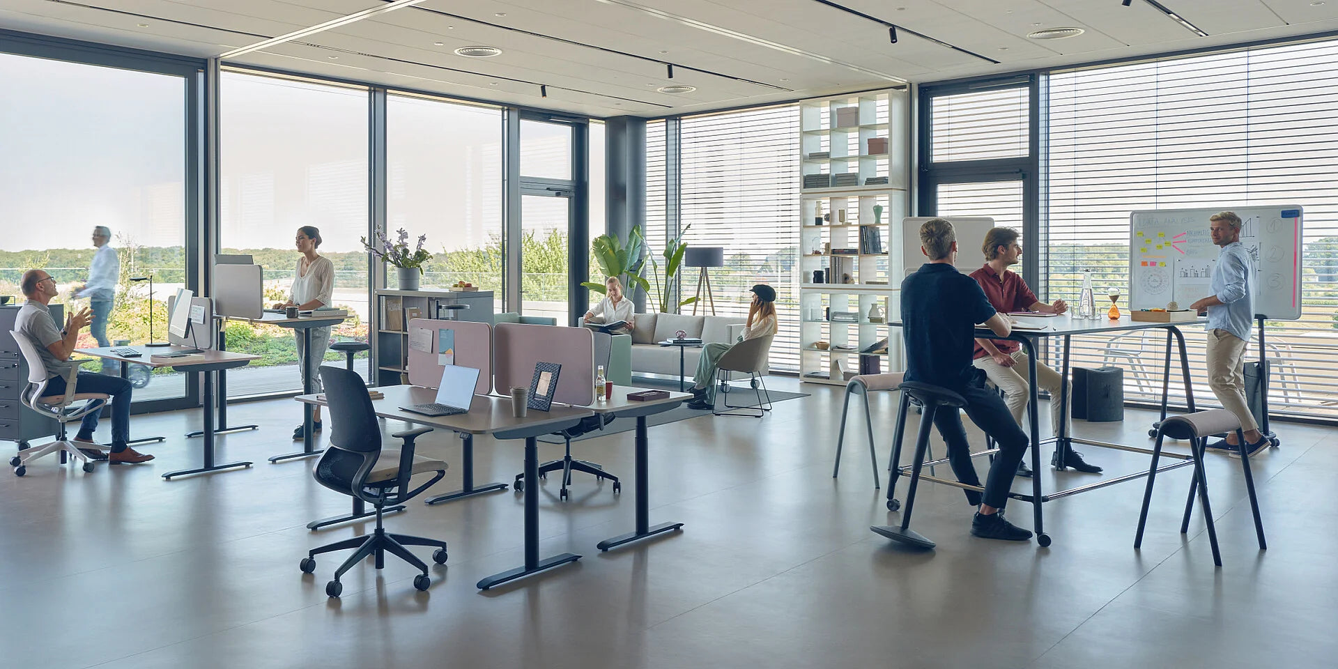 se:lab high desk – Hochtisch – Modernes Büro mit verschiedenen Arbeitsplätzen, Tischen und Stühlen, Pflanzen und großen Fenstern für Tageslicht.