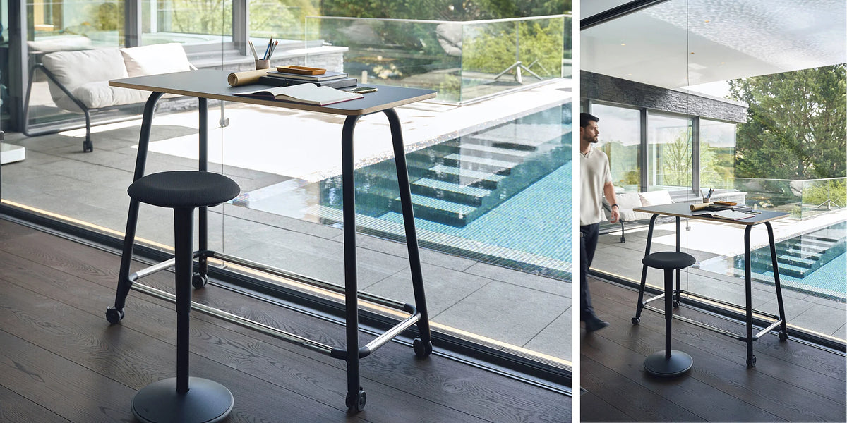 Hochtisch se:lab high desk: Höhenverstellbarer Stehtisch mit Holzplatte, schwarz lackiertes Gestell, in moderner Umgebung mit Blick auf den Pool.