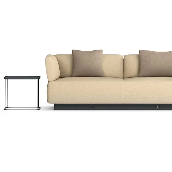 Sofa se:living: Beige Sofa mit zwei Kissen und einem schwarzen Beistelltisch, in schlichter Umgebung.