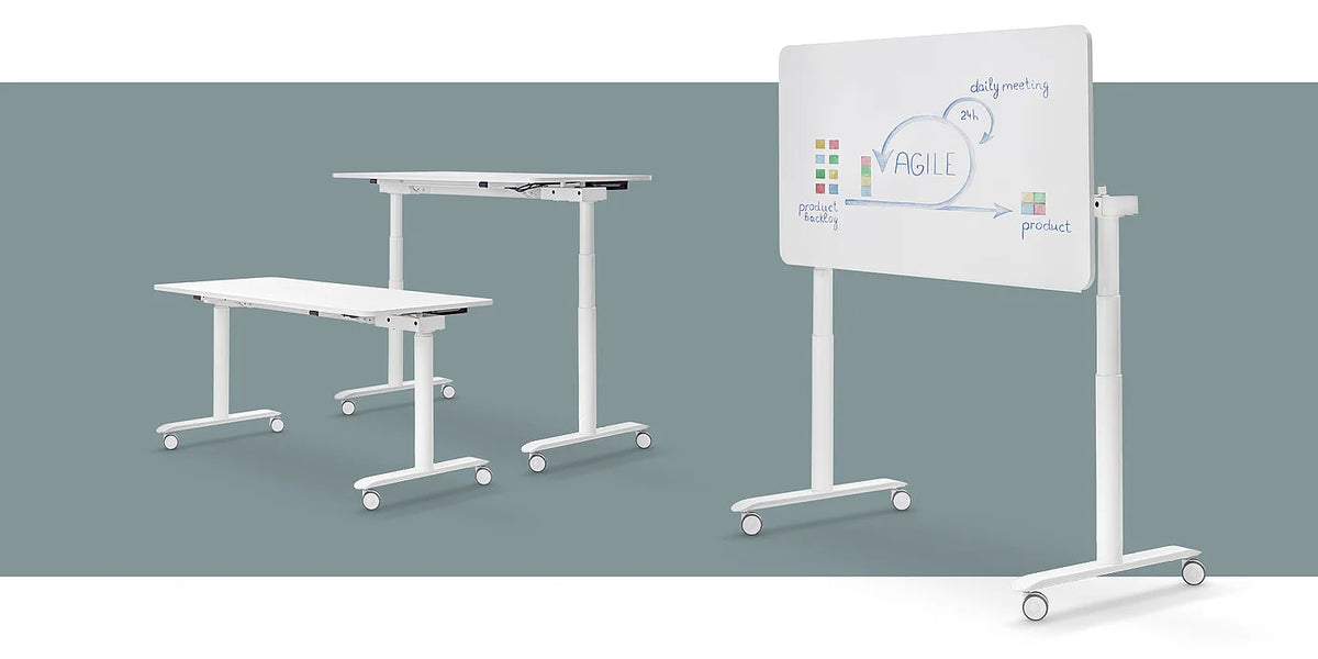 se:lab tableboard – höhenverstellbarer Whiteboardtisch – Höhenverstellbarer Tisch in Weiss, daneben ein mobiles Whiteboard mit schriftlichen Notizen, beide auf Rollen.