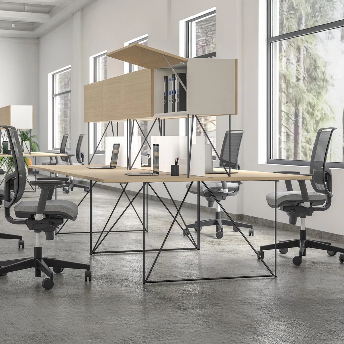 Air | Bench – Bench-Arbeitsplatzsystem – Moderner Schreibtisch mit hellen Holzoberflächen und schwarzem Gestell, im Hintergrund Bürostühle und Fenster.