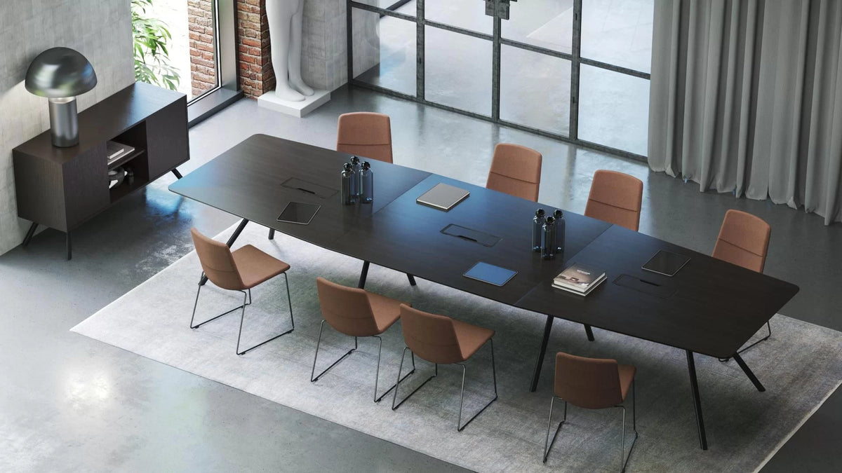 Konferenztisch | Arqus – Konferenztisch – Langer, dunkler Konferenztisch mit acht beigen Stühlen in modernem Büro, daneben ein Sideboard mit Lampe.