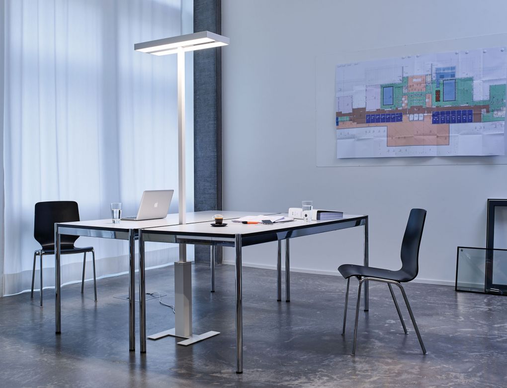 gottardo Serie I LED-Stehleuchte am Arbeitsplatz