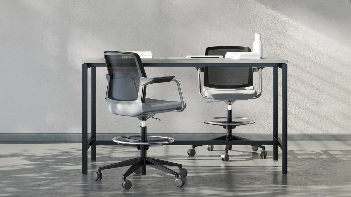 Hochtisch | Nova – Hochtisch – Moderner Schreibtisch mit zwei Drehstühlen in einem hellen Raum. Graue Tischplatte, schwarzes Metallgestell.