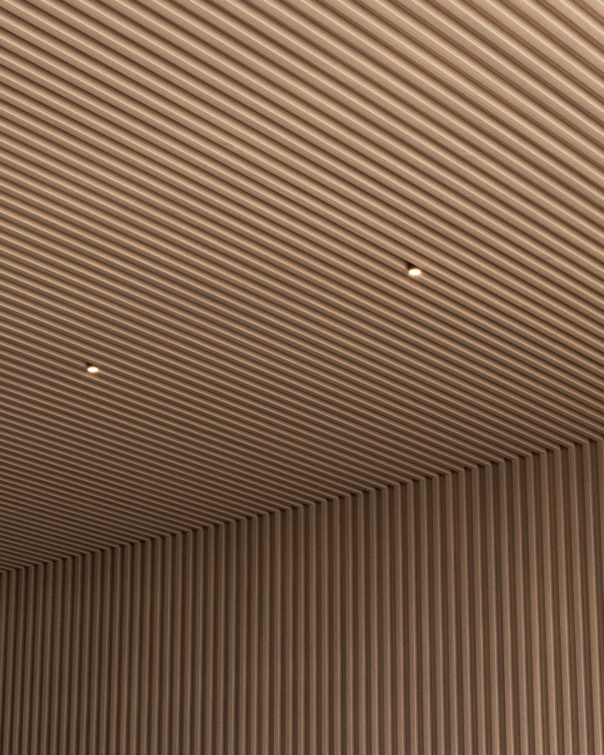 Deckenpanel Track in einem warmen Braunton mit zwei Einbaustrahlern, an der Wand weitergeführt